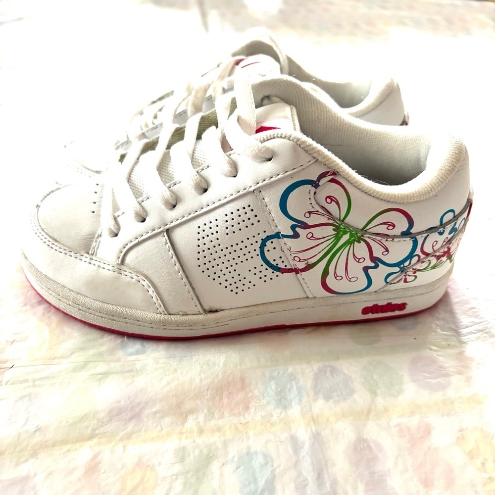 Etnies Sneakers Butterfly Design pink purple on white. SZ 2.5 Worn 1X Indoors